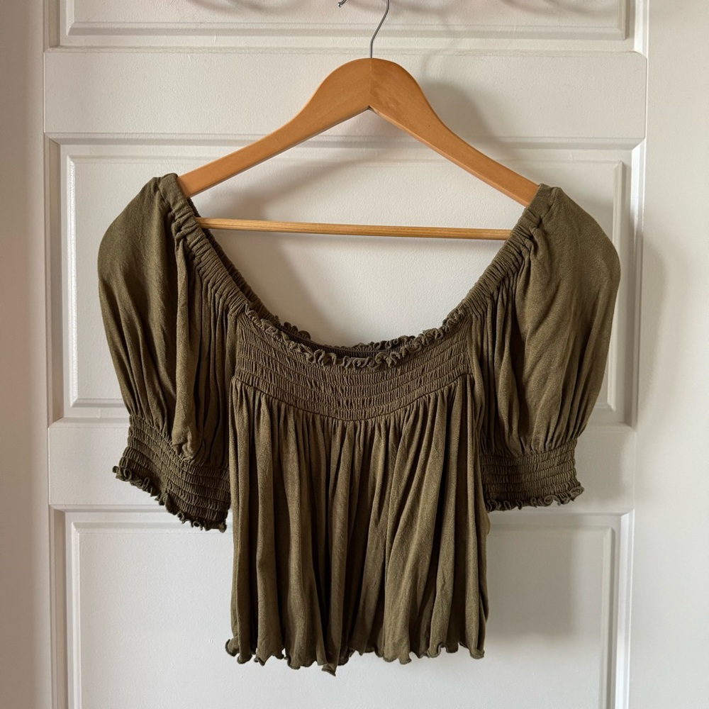 UO Dakota Puff Sleeve Blouse in Olive Size Medium